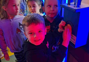 Dzieci bardzo cieszą się z wycieczki.