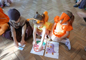 Dzieci biorą udział w konkursach.