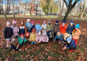 Oto cała grupa Motylków na jesiennym spacerze.