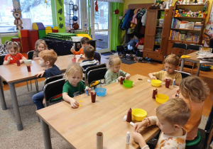 Motylki wykonują sowy.