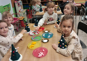 Dzieci biorą udział w warsztatach plastycznych w Jordanku.