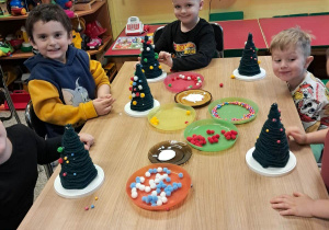 Dzieci dekorują swoje choinki.