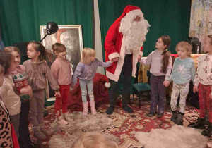 Żabki odwiedziły Skrzacie Miasteczko, w którym spotkały św. Mikołaja.