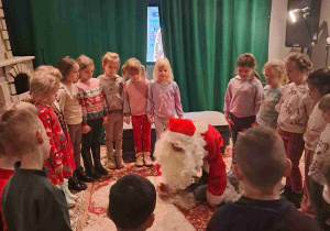 Dzieci czekają na prezenty.