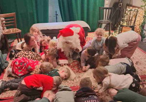 Żabki ćwiczą razem ze św. Mikołajem.