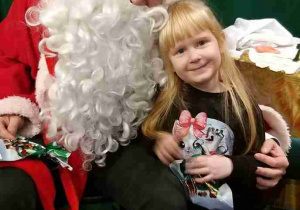 Mikołaj wręcza dzieciom prezenty.